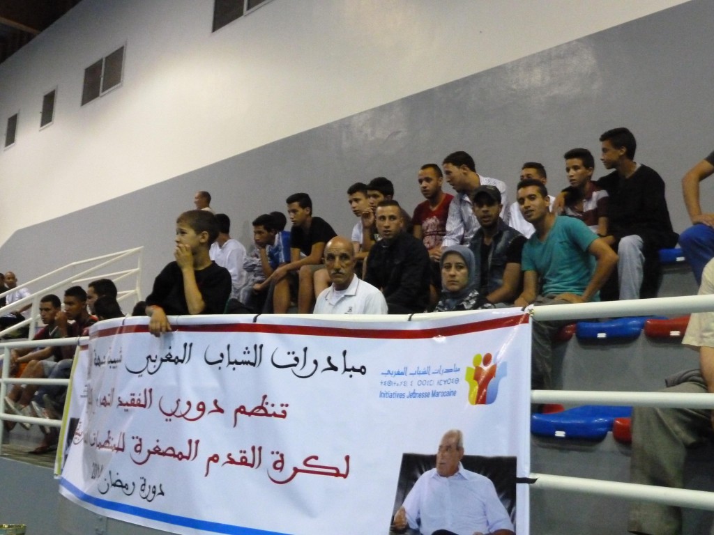 الجمهور-مع-اللافتة-1024x768.jpg